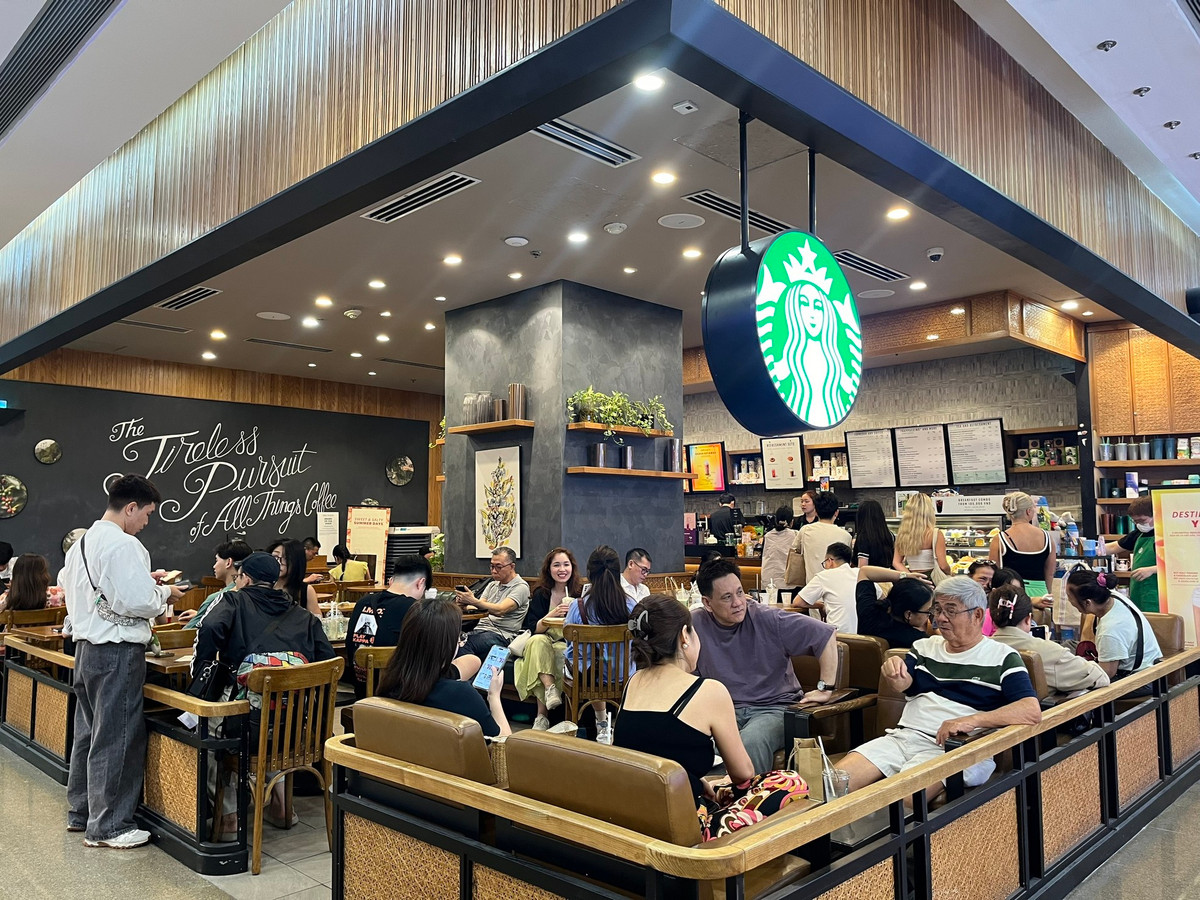 Nơi đông khách nhất là các gian hàng ẩm thực và các quán cà phê.