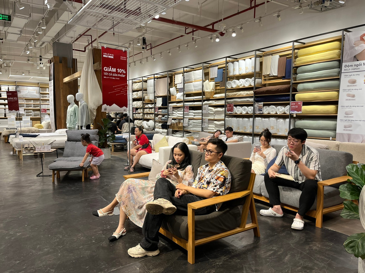 Nhiều người tận dụng không gian trưng bày hàng gia dụng để ngồi nghỉ chân, tránh nóng.