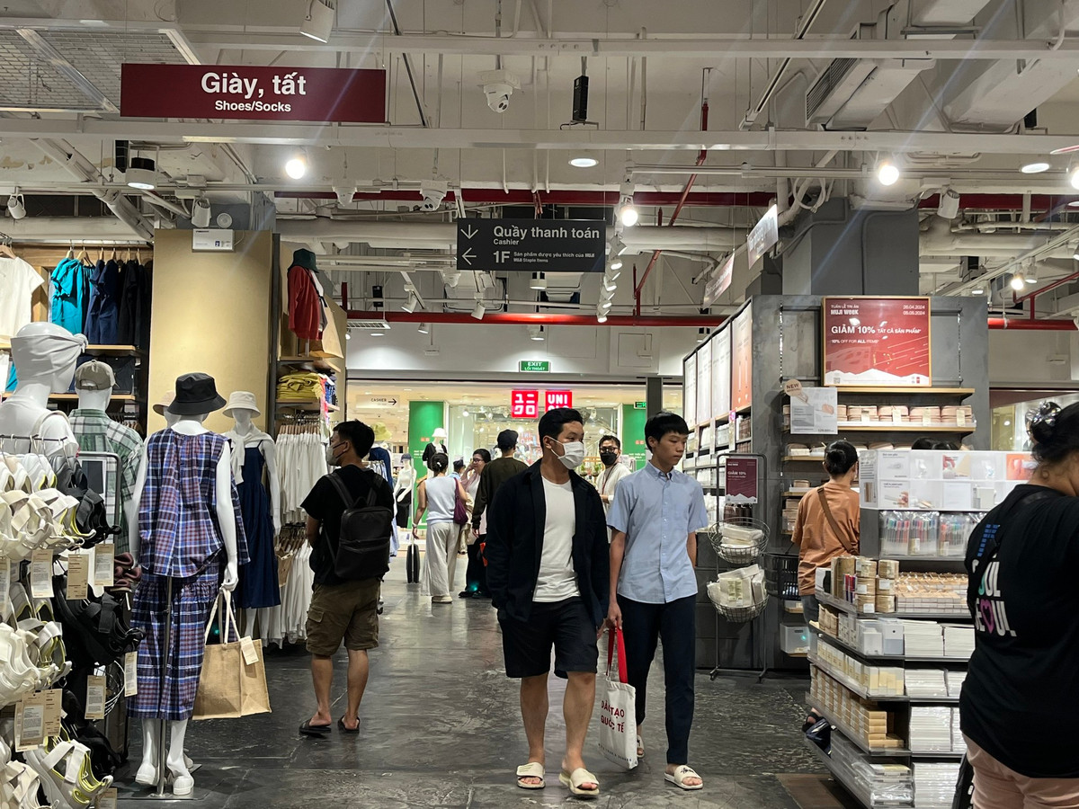 Theo dự báo của Đài khí tượng thủy văn khu vực Nam bộ, thời tiết TPHCM dịp nghỉ lễ 30/4 và 1/5 nắng nóng, có nơi nắng nóng gay gắt, nhiệt độ cao nhất phổ biến 35 - 38 độ C, riêng ngày 29/4 có thể ghi nhận mức nhiệt từ 38 - 39 độ C.