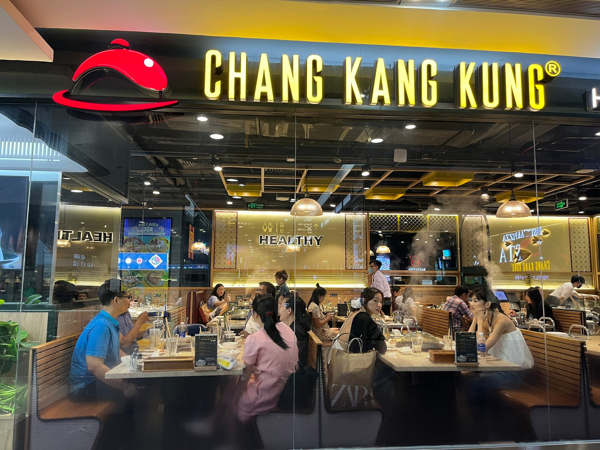 Các cửa hàng ăn uống chật kín khách. Nhiều người chọn trung tâm thương mại làm điểm vui chơi, giải trí, ăn uống trong những ngày nghỉ lễ thay vì đi du lịch.