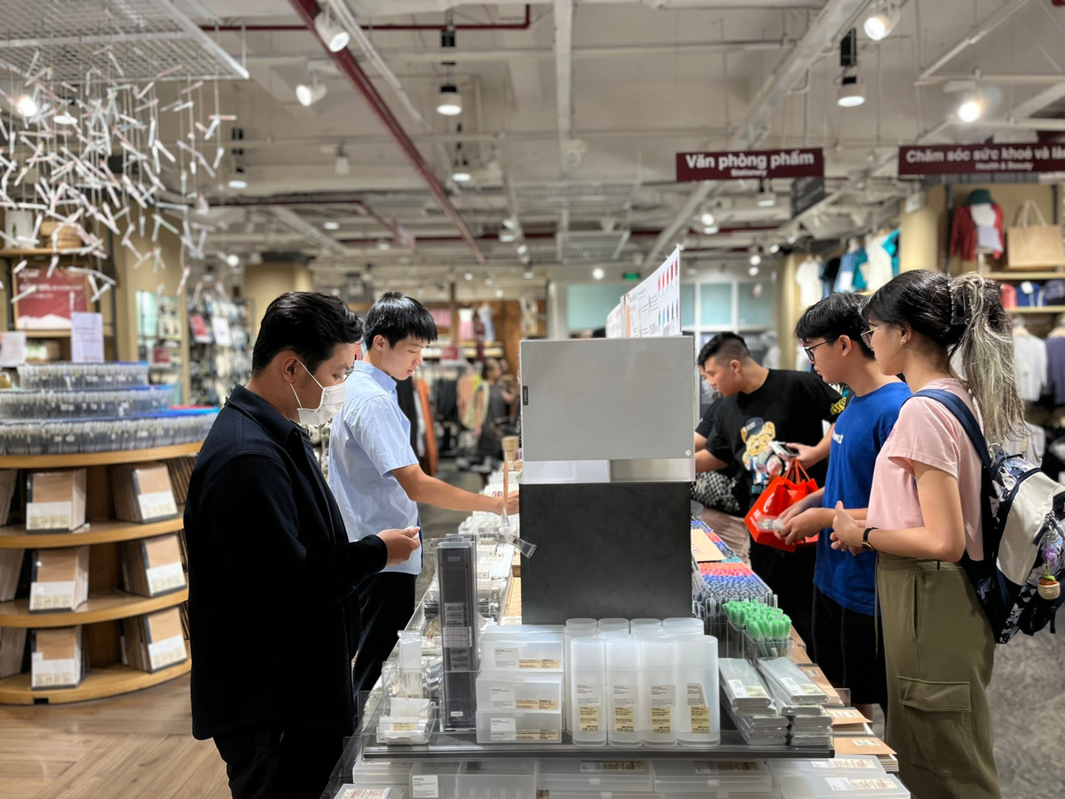 Trung tâm thương mại Parkson ở đường Lê Thánh Tôn (quận 1) đông người mua sắm.