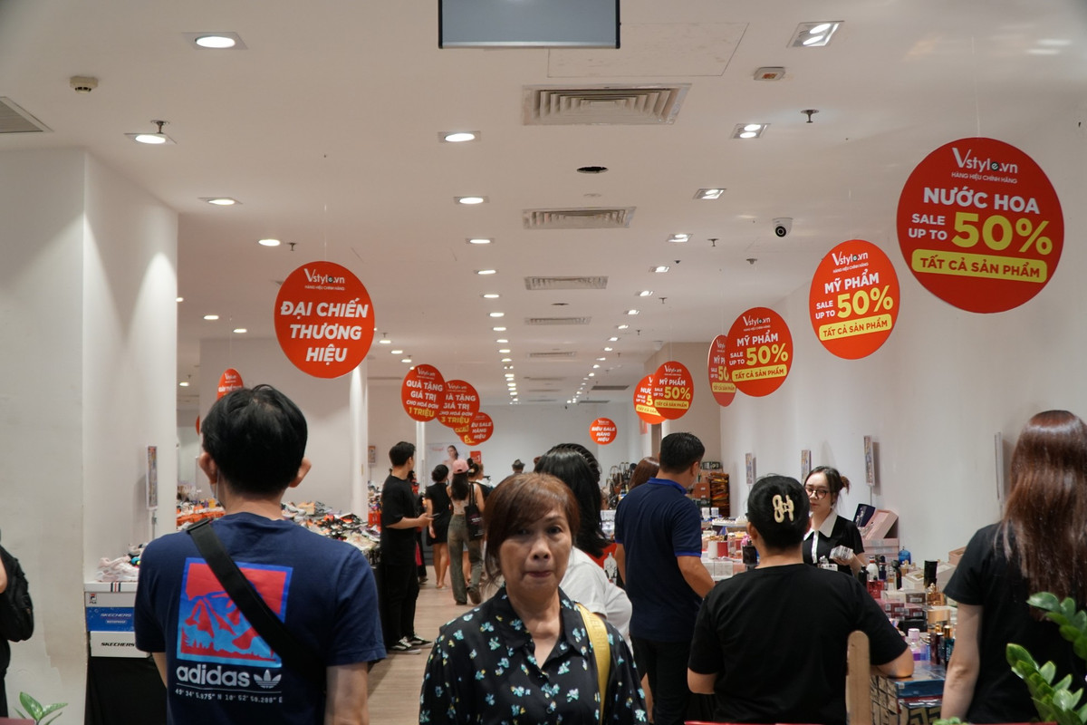 Theo ghi nhận của phóng viên, các trung tâm thương mại như Takasimaya (quận 1), Vạn Hạnh Mall (quận 10), Vincom Đồng Khởi (quận 1), Aeon Bình Tân (quận Bình Tân),… đều đông kín người đến vui chơi, mua sắm kết hợp với tránh nắng nóng.