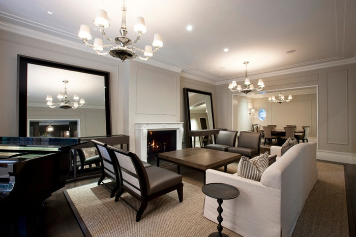  Khi gương quá lớn sẽ gây tác động tiêu cực và càng trầm trọng. Điều này có thể khiến người ngồi ở phòng khách cảm thấy bất an và lâu dần sẽ khiến tinh thần bị tổn hại. Do đó chỉ nên đặt gương nhỏ vừa phải.