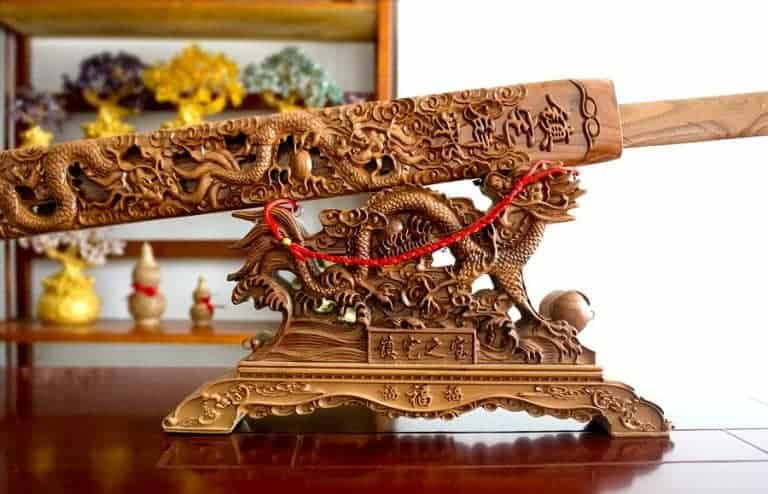  Chính vì thế, gia chủ cần hạn chế trưng bày các vật sắc nhọn như kiếm, dao,... trong phòng khách để tránh gặp phải chuyện xui rủi, đau buồn trong cuộc sống của gia đình mình hằng ngày. 