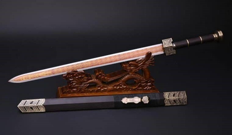  Các vật sắc nhọn như dao kiếm: Khi trưng bày vật sắc nhọn như dao, kiếm... có thể tạo ra sát khí trong nhà làm rối loạn trường khí gây ra phạm phong thủy. Vật sắc nhọn có thể gây nguy hiểm, dễ gây ra tai nạn cho các thành viên trong gia đình. 