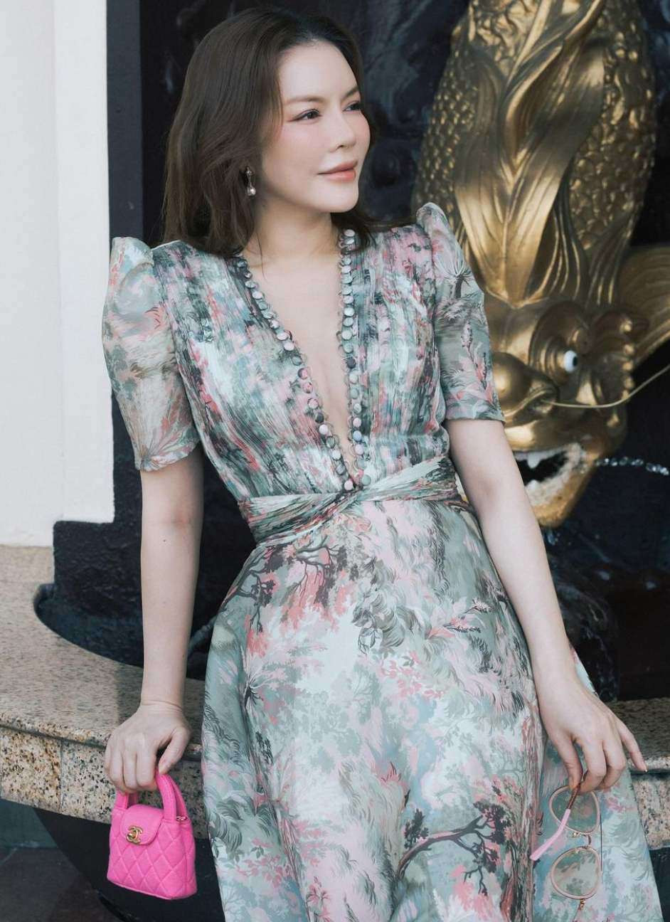 Khi xuất hiện trong một show truyền hình, Lý Nhã Kỳ cũng từng chia sẻ việc mình đang sở hữu trên dưới 400 chiếc túi hiệu đến từ những thương hiệu giá trị, có tổng giá thành tầm 50 tỷ đồng. 