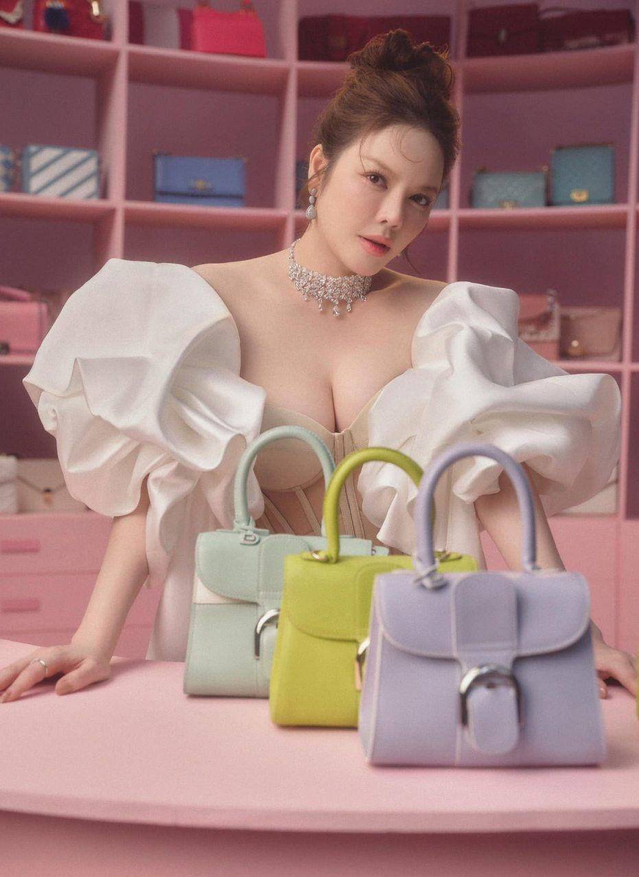 Diễn viên Lý Nhã Kỳ có sở thích mua sắm ít khi nhìn giá, chủ yếu thấy thích là sẽ mở hầu bao, cụ thể người đẹp cho hay: "Có khi mua nhiều quá không quản lý hết rồi bị mất nhiều món mà Kỳ không biết luôn. Có những dòng túi Kỳ thích quá thì tự đặt người ta thiết kế riêng cho mình. Và để tổng kết số tiền phải chi cho những bộ sưu tập này Kỳ cũng không thể nhớ hết. Phần lớn tôi mua trong những chuyến công tác nước ngoài. Cứ đi shopping thấy mẫu mới là lại gom về. Giờ nhà cô có đến 2 phòng chỉ để chất đồ thời trang mà thôi".