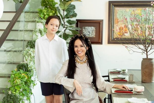 Bàn ăn được trang trí chỉn chu đón khách