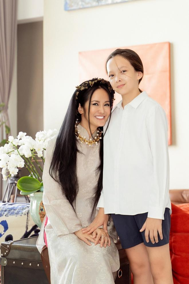 Diva Hồng Nhung cho biết cô có niềm đam mê đặc biệt với mỹ thuật nên hơn 20 năm qua vẫn duy trì thói quen sưu tầm nhiều "tác phẩm" cho không gian sống của mình. Phòng khách của căn penthouse có diện tích khá rộng, được nối liền với bếp, view từ trên cao ngắm trọn vẹn thành phố. Những chiếc sofa nhiều màu sắc được phối hợp hài hòa tạo nên không gian ấm cúng cho căn phòng.