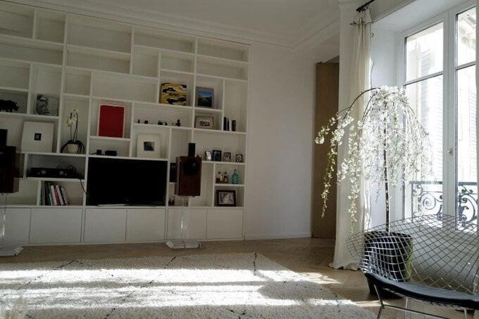 Đã có không ít lần chia sẻ từng góc nhỏ trong căn nhà như ánh chiều tà chiếu qua cửa sổ, một góc phòng ngủ trong chiều mưa bay Paris, hay vài góc hoa be bé,... nhưng đây có lẽ là lần đầu tiên căn nhà được Hồng Nhung khoe trọn từng góc. Đặc biệt nhất là gian phòng khách thanh lịch và là nơi "sống ảo" yêu thích của Diva.