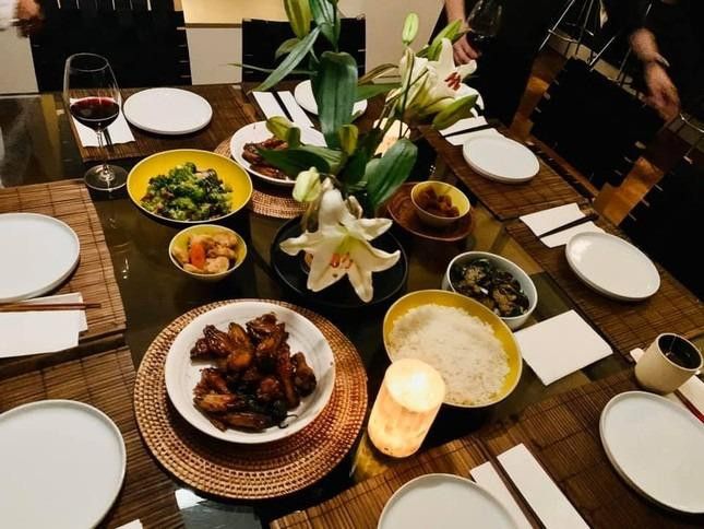 Nội thất sang trọng, trang nhã của căn biệt thự được tô điểm bởi những đồ vật đậm hồn Việt trên đất Mỹ. Ảnh: FBNV