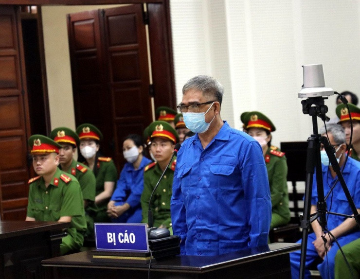 Tu hinh anh bi cao Do Huu Ca: Quy dinh trang phuc tai toa sao?