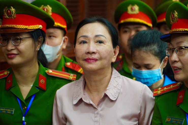 Tu hinh anh bi cao Do Huu Ca: Quy dinh trang phuc tai toa sao?-Hinh-4