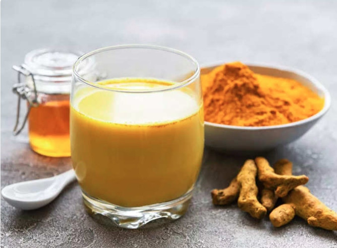 Sữa nghệ: Củ nghệ có chứa chất curcumin, một hợp chất có đặc tính chống viêm và chống oxy hóa mạnh mẽ. Sữa nghệ hay còn gọi là sữa vàng, là thức uống kết hợp từ nghệ với sữa ấm và một chút tiêu đen. Thức uống này giúp tăng cường khả năng hấp thụ và hỗ trợ bảo vệ sức khỏe gan.