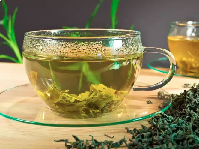 Trà xanh: Trà xanh chứa catechin, chất chống oxy hóa mạnh mẽ đã được chứng minh là bảo vệ gan khỏi bị hư hại và thúc đẩy quá trình giải độc. Do đó bạn nên uống một hoặc hai tách trà xanh hàng ngày để hỗ trợ sức khỏe gan.