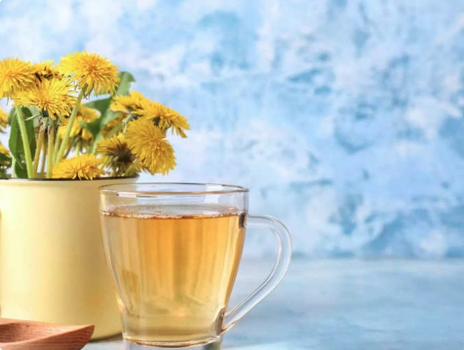 Trà bồ công anh: Trà rễ cây bồ công anh được biết đến với đặc tính giải độc gan. Nó giúp kích thích sản xuất mật và hỗ trợ chức năng gan. Ngâm trà rễ bồ công anh trong nước nóng và uống thường xuyên để hỗ trợ giải độc gan.