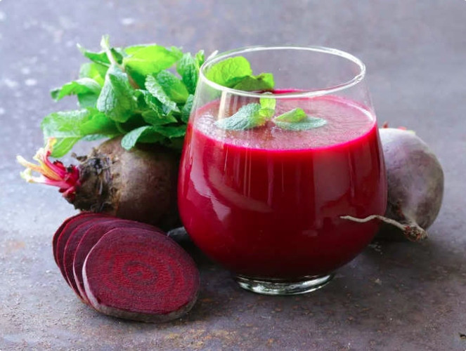 Nước ép củ cải đường: Củ cải đường rất giàu chất chống oxy hóa và các hợp chất như betalain, hỗ trợ chức năng gan và giúp giải độc gan. Uống nước ép củ cải tươi hoặc thêm củ cải vào sinh tố có thể giúp tăng cường sức khỏe gan.