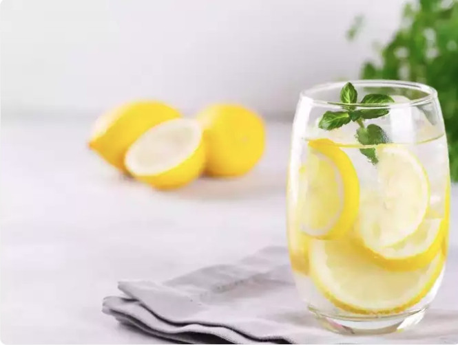 Nước chanh: Chanh rất giàu vitamin C, có tác dụng kích thích các enzyme giải độc gan và hỗ trợ sản xuất mật, một chất giúp phân hủy chất béo trong gan. Do đó bạn nên bắt đầu ngày mới với một ly nước chanh ấm để bảo vệ gan.