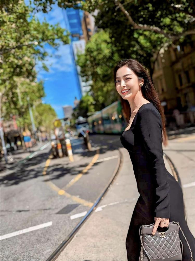 ennifer Phạm thường xuyên được hỏi về bí quyết nhanh chóng lấy lại vóc dáng hậu sinh nở. Cô tiết lộ sau khi sinh con vẫn ăn đủ 3 bữa/ngày theo chế độ bồi dưỡng của sản phụ, chỉ hạn chế ăn đường, tinh bột và đồ chiên rán nhiều dầu mỡ. 1 tháng sau sinh, hoa hậu bắt đầu tập yoga và các bài tập nhẹ nhàng, đơn giản ngay tại nhà. Tháng kế tiếp, Jennifer Phạm đã dành thời gian đến phòng gym và áp dụng quy trình tập luyện do huấn luyện viên tư vấn.