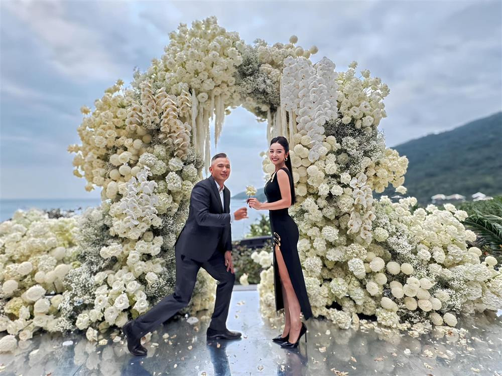 ennifer Phạm cũng kết hợp sử dụng liệu trình làm đẹp dành cho bà mẹ sau sinh như đắp mặt nạ thiên nhiên dưỡng da, xông hơi, massage giảm mỡ bụng kết hợp quấn muối thảo dược. Ngoài ra, theo cô, gia đình hạnh phúc cũng là liều thuốc bổ về tinh thần, giúp mình luôn cảm thấy vui vẻ và có động lực làm việc.