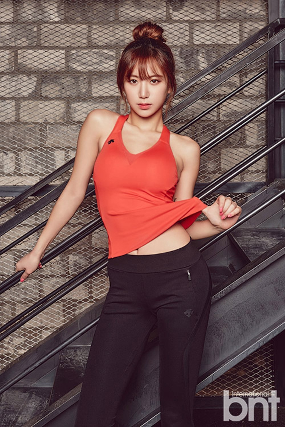 Tháng 9/2015, cô ký hợp đồng độc quyền với công ty quản lý của Ma Dong Seok (vào thời điểm đó), Daydream Entertainment. Hơn một năm sau, hai ngôi sao Hàn Quốc công khai chuyện hẹn hò. Năm 2017, Ye Jung Hwa làm khách mời trong The Outlaws (Những kẻ ngoài vòng pháp luật) phần 1 do bạn trai đóng vai chính.