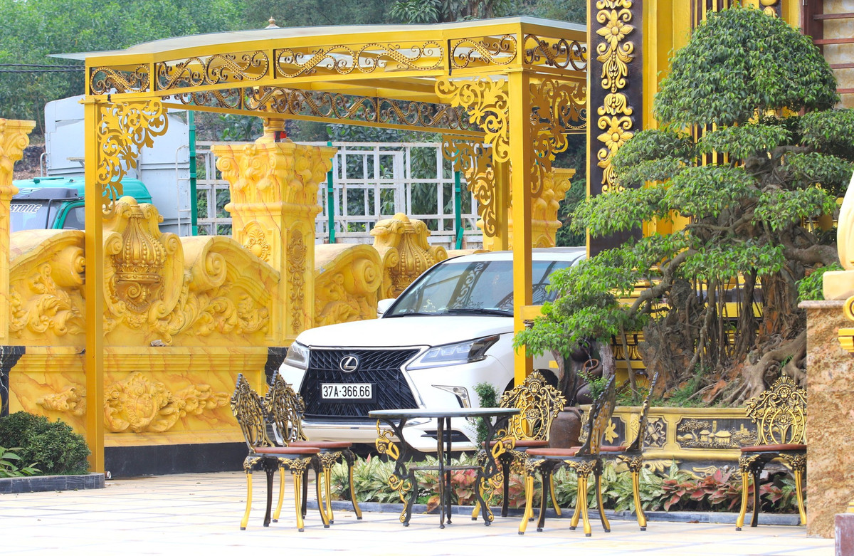 Không chỉ có tòa lâu đài đẹp và đắt đỏ, chủ ngôi nhà còn sở hữu chiếc xe sang Lexus 570 mang biển tứ quý 6.