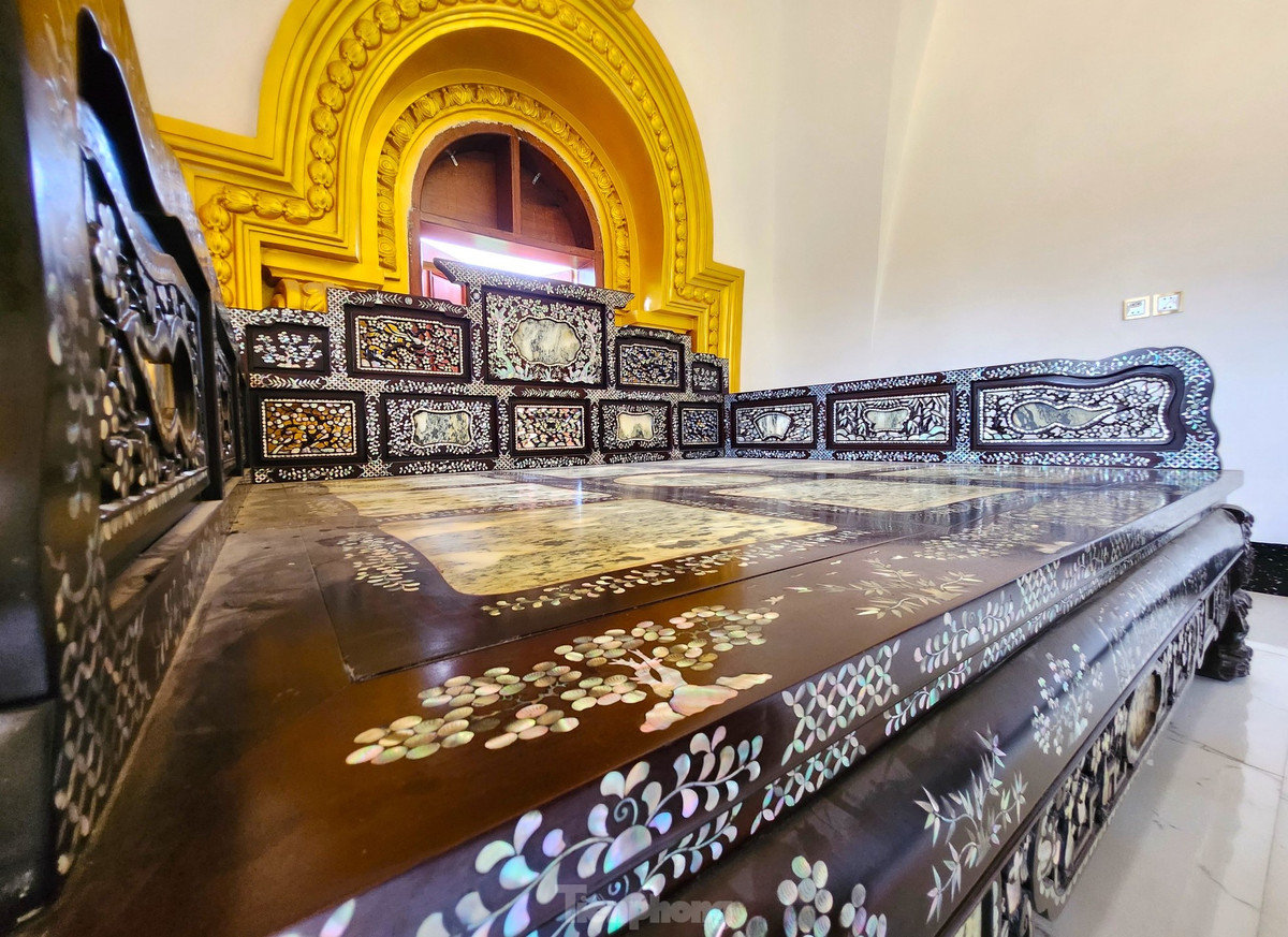 Trong các phòng ngủ được gia chủ đặt những bộ giường khảm trai sang trọng.