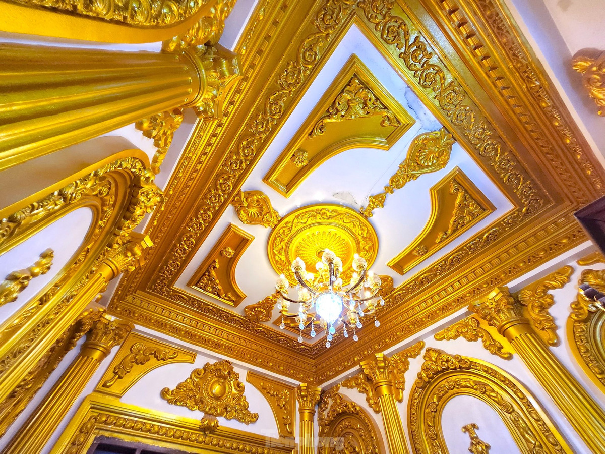 Toàn bộ các bức tường, trần được đắp nổi nhiều họa tiết và được sơn màu vàng.