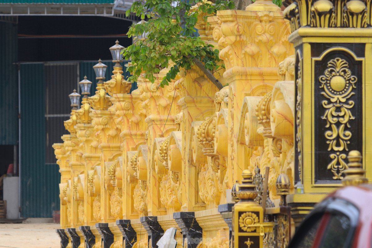 Ngoài cổng chính, chủ nhân thiết kế bảng tên phía trước trung tâm với dãy hàng rào được làm màu đồng vàng. Dãy tường rào sát tòa lâu đài được xây sơn đá màu vàng sang trọng.