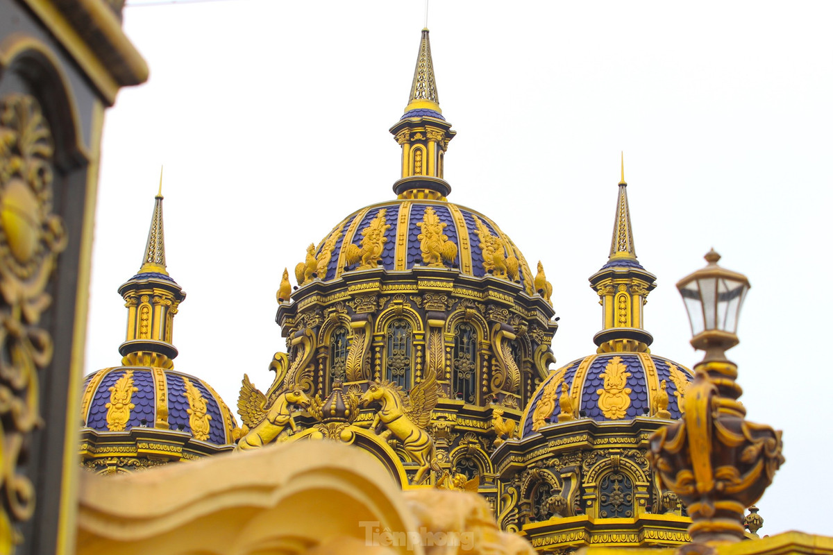 Đến tận mắt chiêm ngưỡng, nhiều du khách choáng ngợp bởi vẻ đẹp và độ xa hoa của tòa lâu đài này. Nhiều du khách cho biết, họ ghé vào thăm lâu đài phần vì tò mò khi nghe đến lâu đài này trên mạng xã hội, phần vì muốn đến chụp hình và “lấy vía”. “Thấy nhiều trên mạng nên hôm nay tranh thủ đến tham quan lâu đài cho biết. Vào tận nơi mới thấy độ hoành tráng, đẹp và đắt tiền của lâu đài này", anh Nguyễn Ngọc Tuấn (trú thành phố Vinh, Nghệ An) chia sẻ.