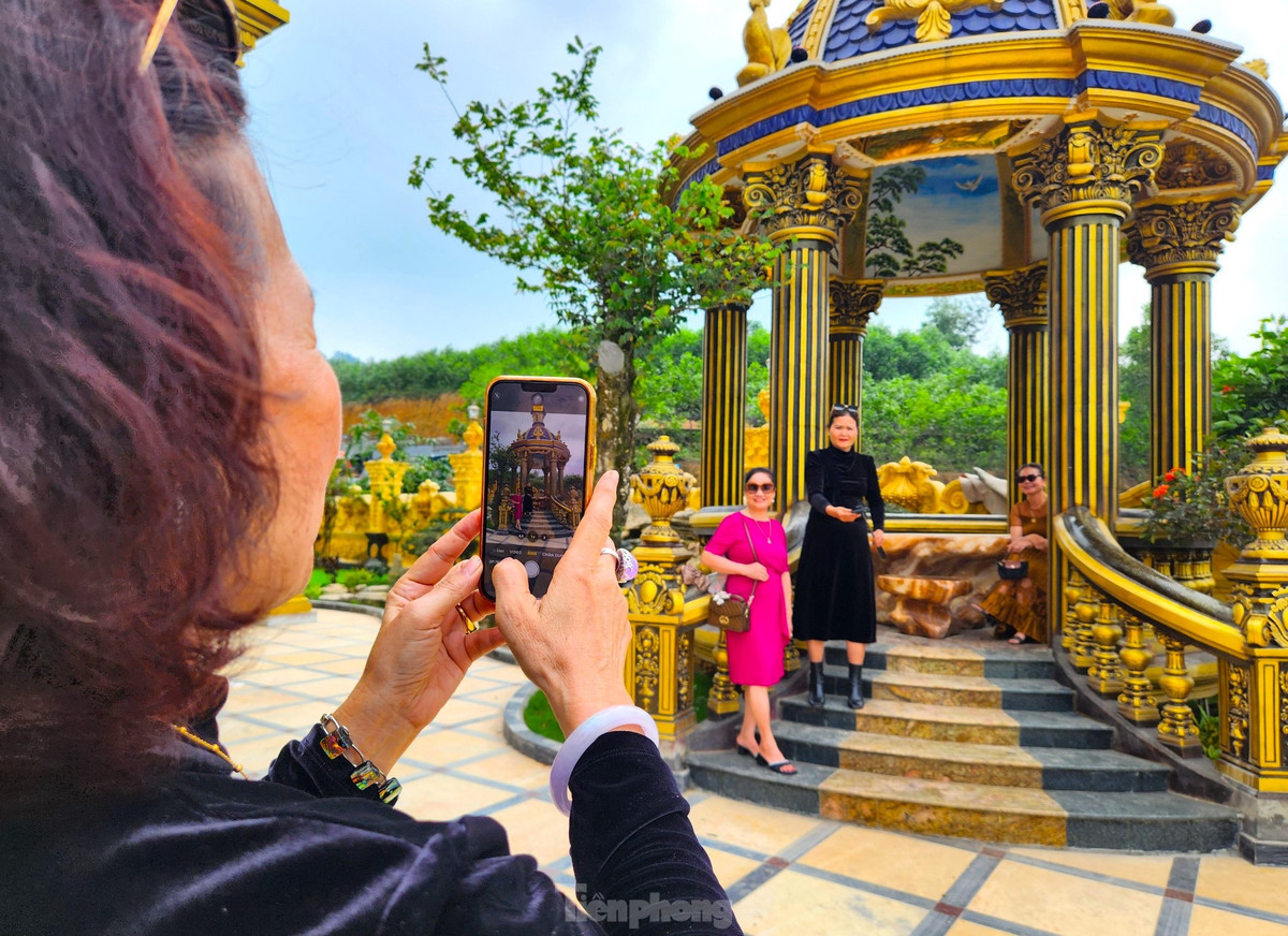 Nhiều người đến để chụp hình check-in đăng tải lên các trang mạng xã hội.