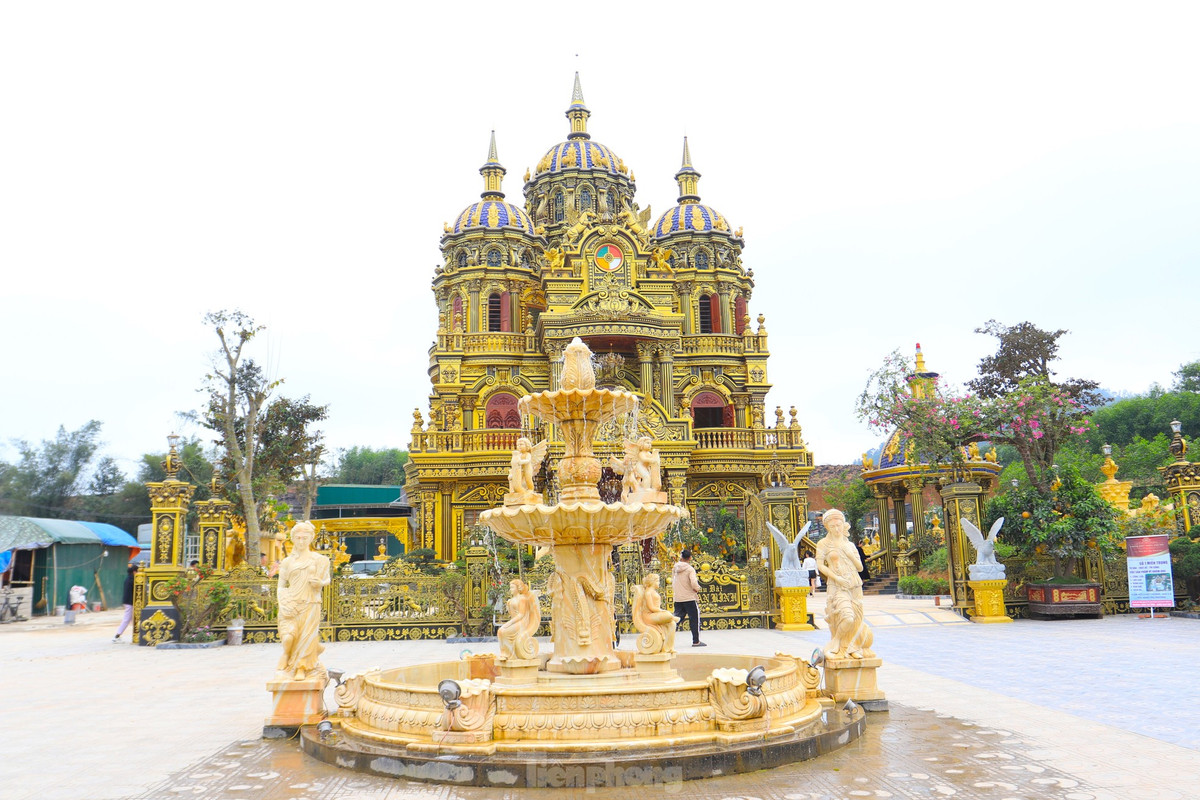 Phía ngoài lâu đài được trang trí phù điêu, hoa văn cách điệu rất kỳ công. Trước tòa lâu đài có khoảng sân rộng hàng trăm mét vuông được chủ tòa lâu đài thiết kế đài phun nước theo phong cách hiện đại.