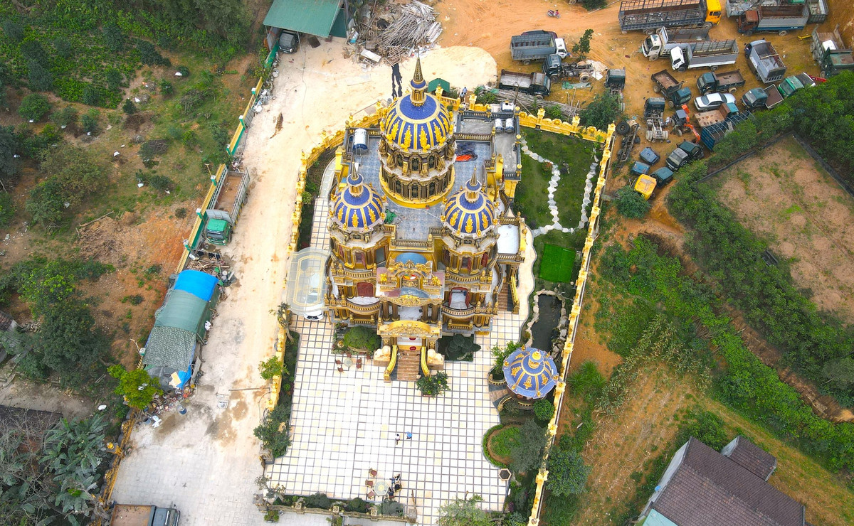 Ông Phạm Công Hùng - Chủ tịch UBND xã Mỹ Thành cho hay, mảnh đất này vốn là đất ở và đất vườn được chủ nhân tòa lâu đài mua lại của 4 hộ dân khác nhau rồi chuyển đổi thành đất ở để xây lâu đài.