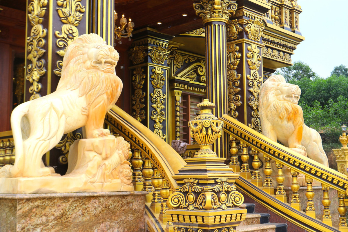 Trước cửa nhà, chủ tòa lâu đài đặt 2 con sư tử bằng đá có màu vàng đồng nhất với màu chủ đạo toàn bộ.