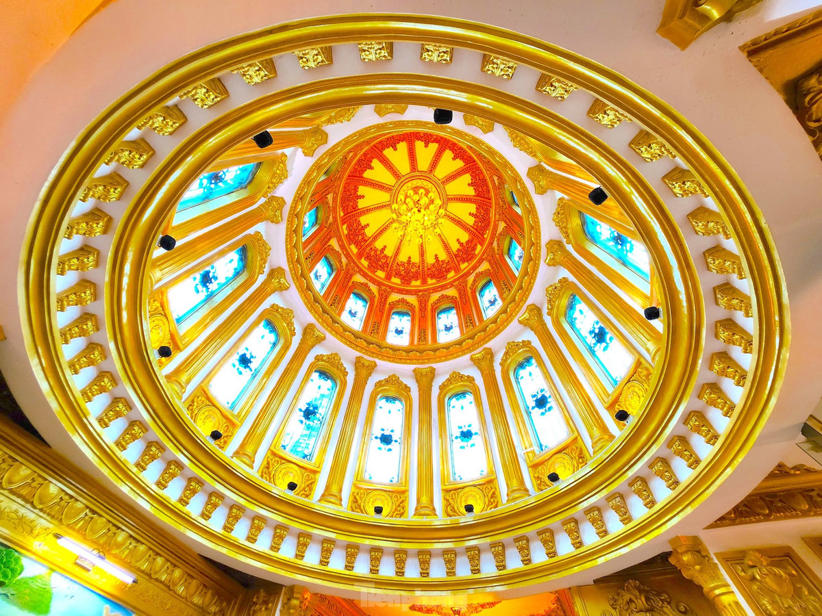 Mái vòm của tòa lâu đài được gia chủ thiết kế có nhiều ô cửa kính cùng các họa tiết bắt mắt, ngay chính giữa là một bộ đèn trần.