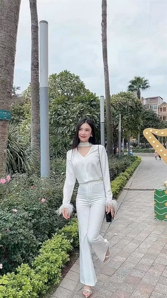 Nhờ lợi thế ngoại hình nên cô lọt vào "mắt xanh" của nhiều đạo diễn truyền hình. Và cô có duyên trở thành diễn viên qua 2 phim hình sự nổi tiếng: Người Phán Xử và Bão Ngầm. Ngoài ra, người đẹp gốc Huế còn được biết với danh xưng bạn gái Quang Lê. Tuy hiện tại, cả 2 đã chia tay nhưng họ vẫn coi nhau là bạn bè.