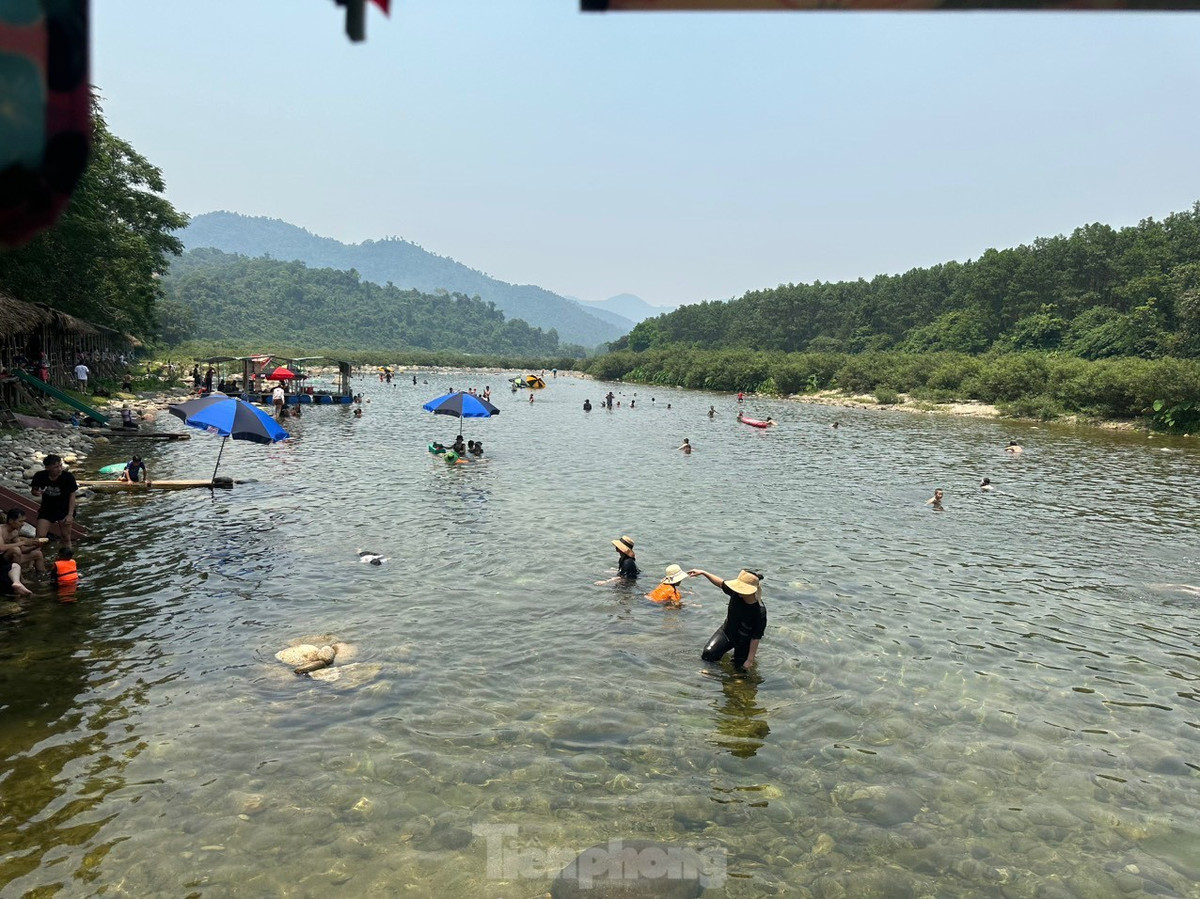 Để tránh cái nóng như nung người, rất nhiều người tìm vào các khe suối, thác nước để tắm và tránh nắng.