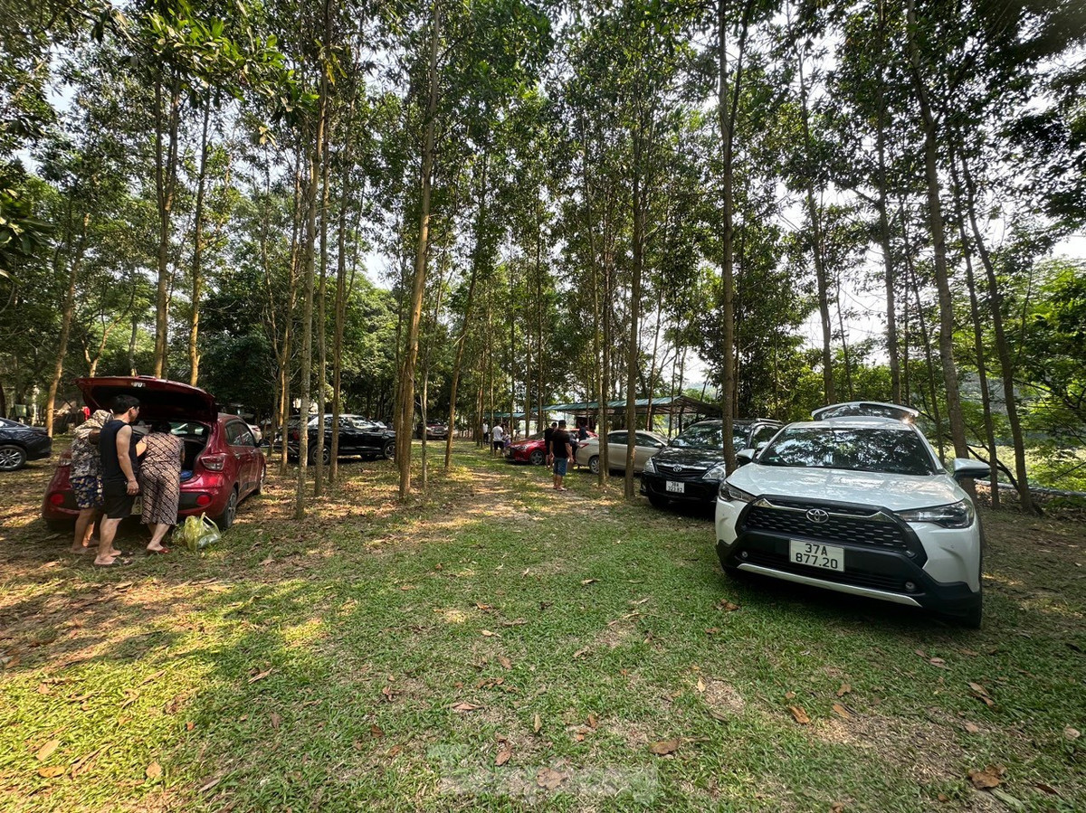 Có nhiều gia đình, nhóm người mang cả đồ ăn, nước uống vào rừng nấu ăn, nghỉ ngơi trong núi đến khi mặt trời lặn mới trở về nhà.