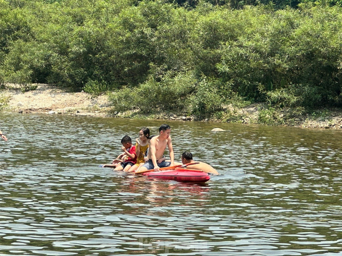 Nhiều gia đình đưa con nhỏ đến đây để tắm mát.