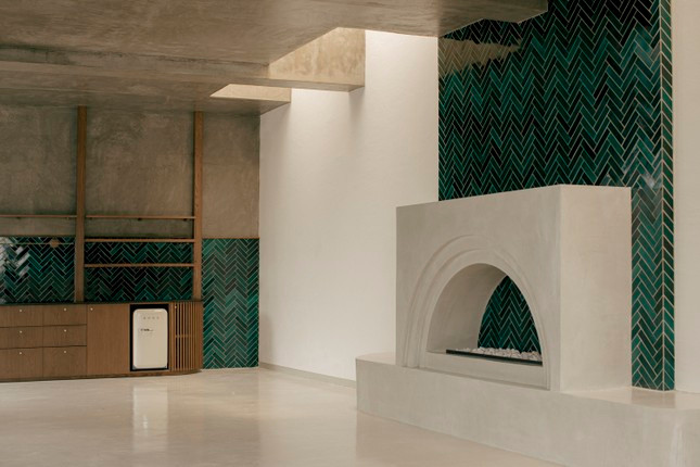 Bố cục căn nhà được chia làm hai phần với không gian sinh hoạt riêng tư chính ở phía trước và sân vườn, phòng khách lớn có lò sưởi ở phía sau phục vụ cho nhu cầu giải trí của gia chủ. Các vật liệu được sử dụng như gạch, ngói và sàn đất sét đều được sản xuất tại địa phương, tạo nên sự hài hòa, gần gũi cho tổng thể căn nhà.