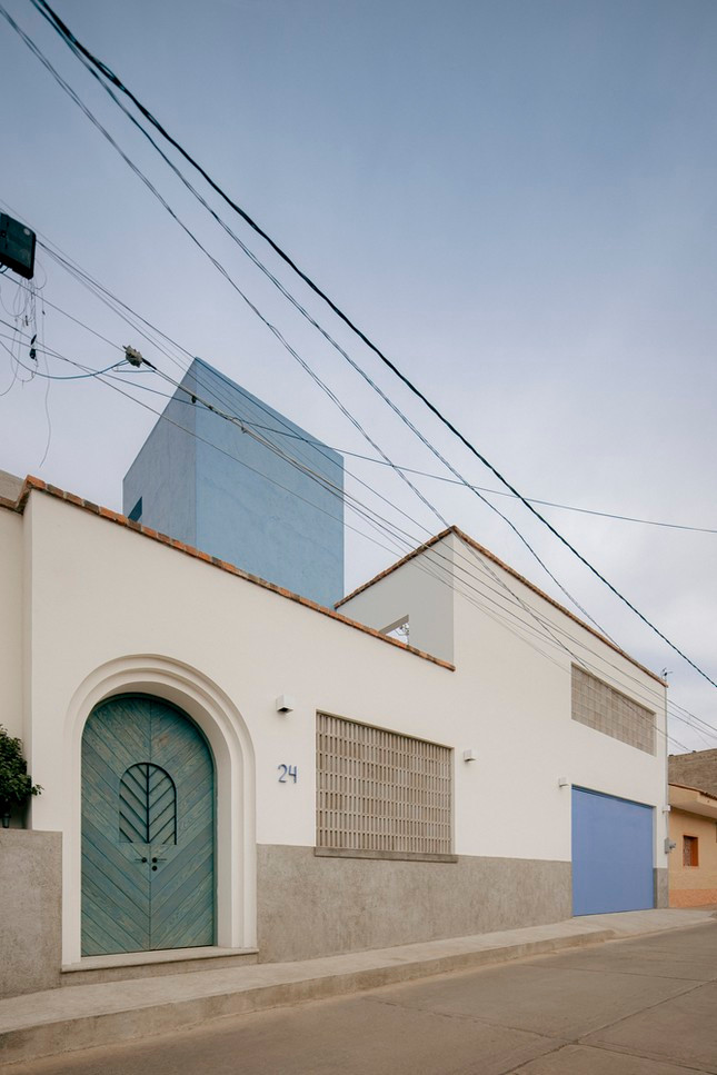  Căn nhà có mặt tiền "kín cổng cao tường" nhưng không hề gợi cảm giác "xa cách" bởi đường nét tối giản và sự phối trộn tinh tế giữa sắc trắng, lam gần gũi.