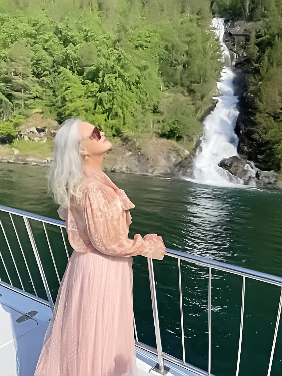 NSND Hoàng Cúc không thần tượng một tác giả nào nhưng vẫn có những nhà thơ khiến bản thân bị lay động. Khi còn bé, nghệ sĩ đọc một số bài thơ lãng mạn của tác giả Lamartine, rất yêu thích giọng thơ của Puskin.