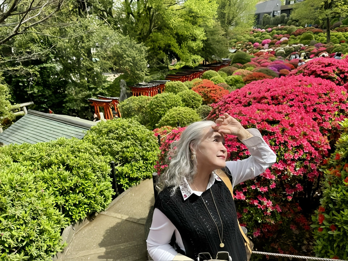  NSND Hoàng Cúc từng là Phó Giám đốc Nhà hát Kịch Hà Nội. Sau nghỉ hưu, bà tận hưởng cuộc sống thảnh thơi. Sáng sớm tập yoga, tối về ngồi thiền, khi có thời gian lại đi làm đẹp cho bản thân, du lịch nước ngoài và làm thơ.