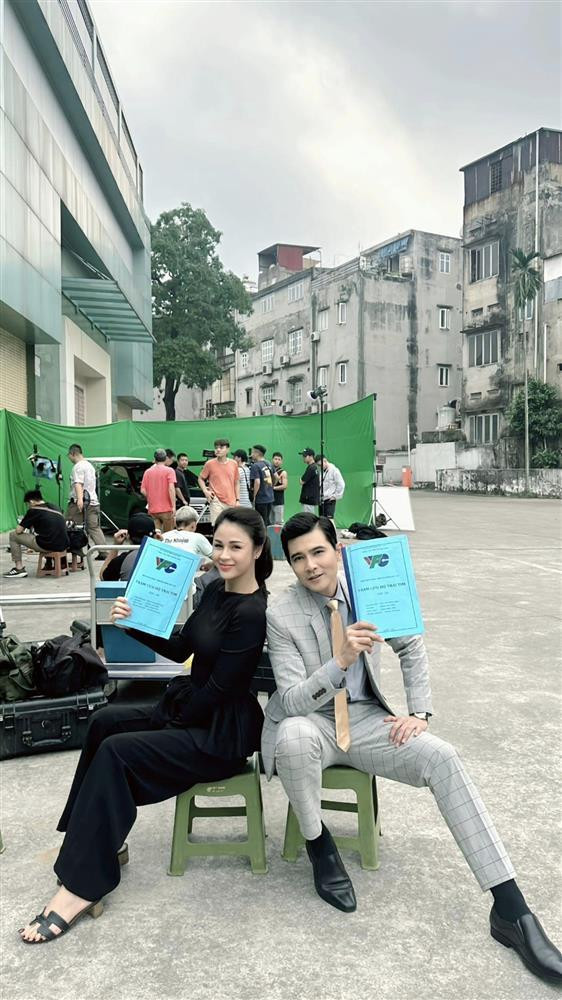 ương Thu Trang và Quang Sự ở hậu trường. Cả hai diễn viên cười tươi dù biết trước vai diễn của mình sẽ bị khán giả ném đá dữ dội.