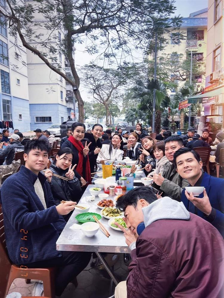 oàn phim vui vẻ ăn cơm trưa ở gần bối cảnh quay là một khu chung cư đông đúc