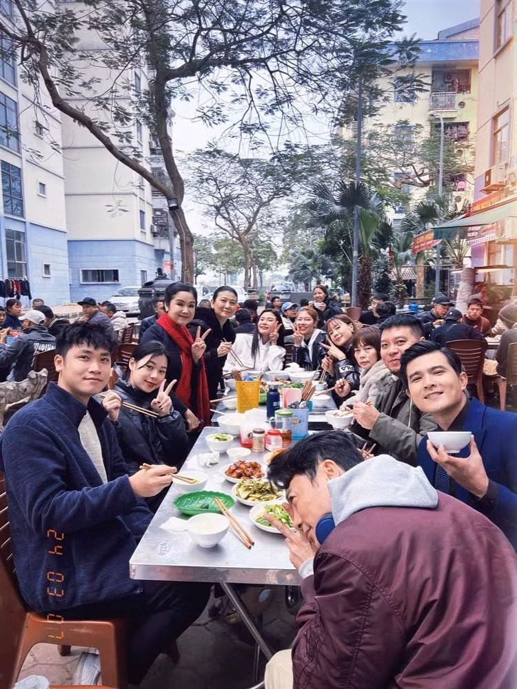 Đoàn phim vui vẻ ăn cơm trưa ở gần bối cảnh quay là một khu chung cư đông đúc