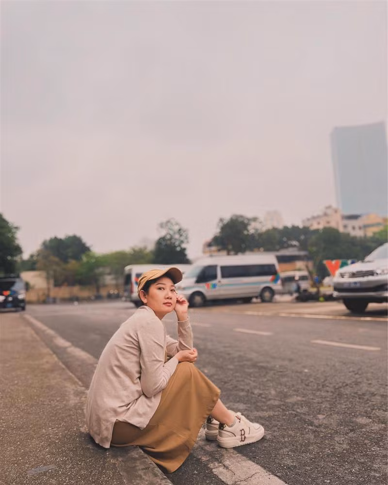 NSND Mỹ Uyên chia sẻ ảnh ngồi chờ ở sân VTV khi chuẩn bị lên đường đi quay cảnh mới của 'Trạm cứu hộ trái tim' vào sáng 10/4. Phim hiện vẫn đang bấm máy.