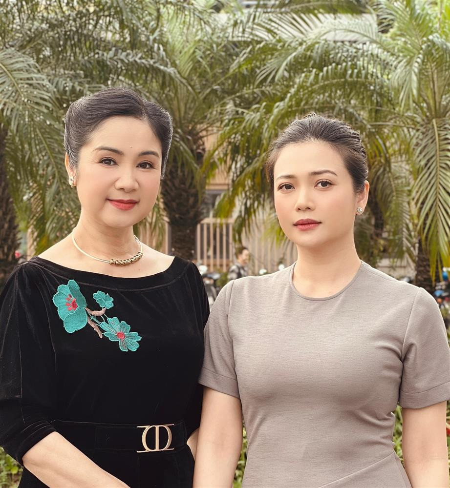 SND Thu Hà hội ngộ NSƯT Kiều Anh ở hậu trường một cảnh quay. Hai người vào vai bà Hạ Lan khi còn trẻ và hiện tại.