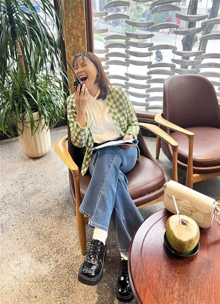 ữ diễn viên mượn bộ đàm của đoàn phim trong phút giải lao để thư giãn trong lúc đọc kịch bản chuẩn bị vào cảnh quay mới.