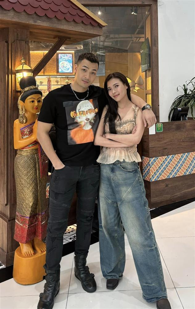 húy Diễm và Tuấn Việt ở hậu trường phim. Nữ diễn viên cho biết sau này Mỹ Đình và Nam có khá nhiều cảnh nóng khi hai nhân vật phát triển tình cảm sâu hơn.